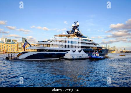 Die 122 Meter lange Superyacht Kismet lag an der Themse, London, Großbritannien. Die Superyacht wurde von dem milliardenschweren Geschäftsmann und Sporttycoon Shahid Khan in Auftrag gegeben. Zu den Annehmlichkeiten gehören ein balinesisch inspiriertes Spa mit Kryotherapie-Kammer, Chromotherapie-Badewanne und ein eigenes Fitnessstudio und Yoga-Studio mit eigener Saftbar. Kamine, deckenhohe Glasflächen und aufwändige Farben und Marmordetails sind ebenfalls durchgehend vorhanden. Die Yacht kann ab 3.000.000 € pro Woche gechartert werden, was sie zu einer der teuersten Yachten auf dem Chartermarkt macht. Stockfoto