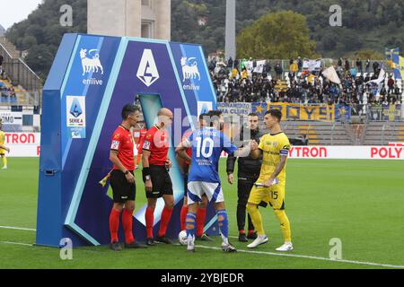 Como, Italien. Oktober 2024. Como startete während des Fußballspiels der Serie A Enilive 2024/2025 zwischen Como und Parma im Giuseppe Sinigaglia-Stadion in Como, Norditalien - Samstag, den 19. Oktober 2024. Sport - Fußball. (Foto: Antonio Saia/LaPresse) Credit: LaPresse/Alamy Live News Stockfoto