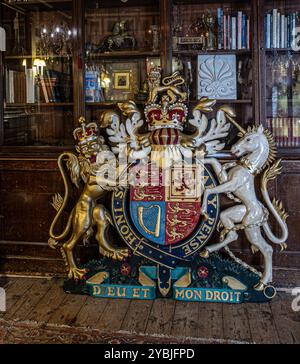 British British Royal Wappen Wall Plaque am Lassco brunswick House Stockfoto