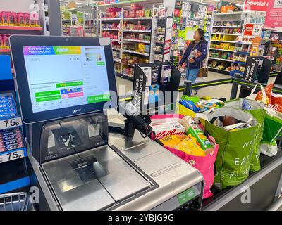 Ein Selbstscan in einem Supermarkt in Großbritannien mit Einkaufstaschen voller Lebensmittel, die zum Mitnehmen bereit sind. Stockfoto