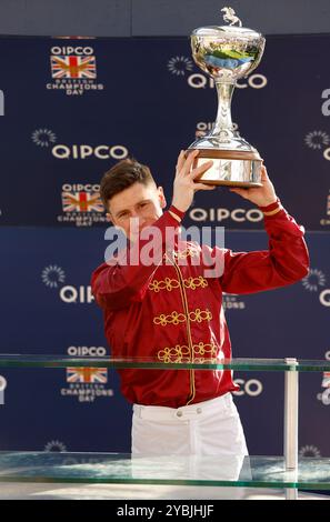 OISIN Murphy mit der Siegertrophäe des Jockeymeisters beim QIPCO British Champions Day auf der Ascot Racecourse, Berkshire. Bilddatum: Samstag, 19. Oktober 2024. Stockfoto