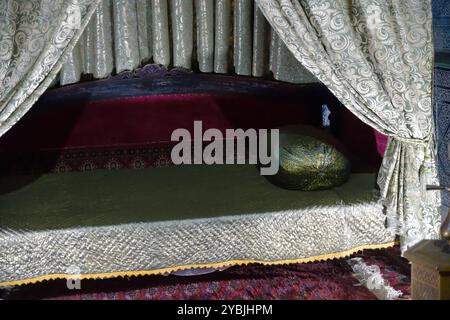 Chiwa, Usbekistan - 15. September 2024: Khan-Bett in einem der Zimmer im Harem im Tosh Hovli oder im Tash Khauli-Palast Stockfoto
