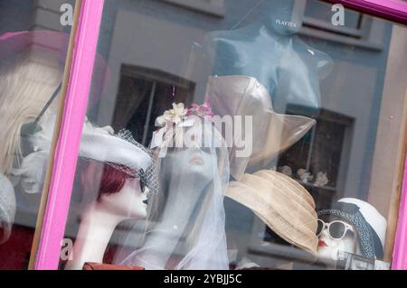 Damenhüte und Sonnenbrillen kaufen in der Portobello Road. London Stockfoto