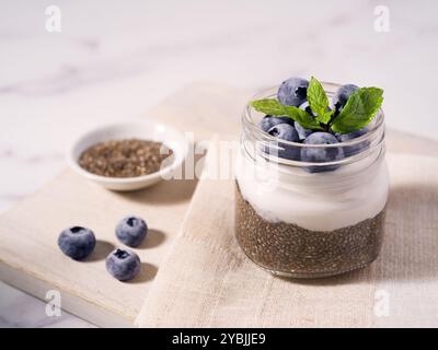 Gesunder Chia-Pudding auf Pflanzenbasis mit Kokosjoghurt und Heidelbeeren Stockfoto