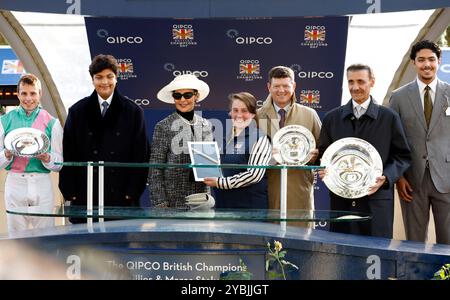 Jockey William Buick (links) und Connections of Kalpana, nachdem er die Qipco British Champions Fillies & Mares Stakes beim QIPCO British Champions Day auf der Ascot Racecourse in Berkshire gewonnen hatte. Bilddatum: Samstag, 19. Oktober 2024. Stockfoto