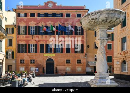 Piazza Giacomo Matteotti mit Palazzo Durazzo-Pallavicini, Sitz des Rathauses, Menschen in einem Café im Freien und dem antiken Brunnen Sestri Levante Stockfoto