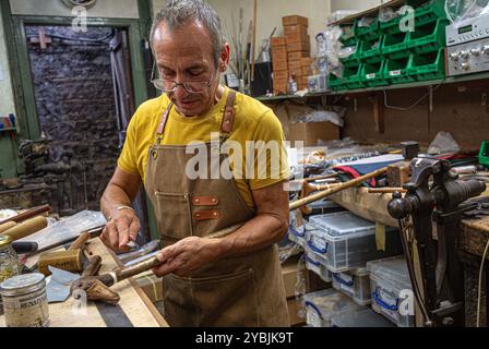 Handwerker bei James Smith & Sons Regenschirmen, die einen handgemachten Wanderstock machen Stockfoto