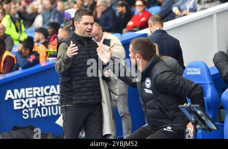 Brighton UK 19. Oktober 2024 - Manchester United Mannschaftsleiter Marc Skinner und Brighton Mannschaftsmanager Dario Vidosic während des Barclays Women's Super League Fußballspiels zwischen Brighton & Hove Albion und Manchester United im American Express Stadium , Brighton : Credit Simon Dack /TPI/ Alamy Live News Stockfoto