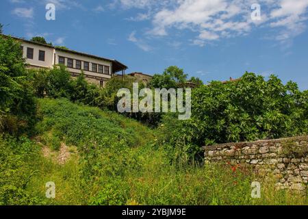 Historische Wohngebäude im UNESCO-Weltkulturerbe Berat Castle in Albanien. Eine Mischung aus byzantinischer, osmanischer und mittelalterlicher Architektur Stockfoto