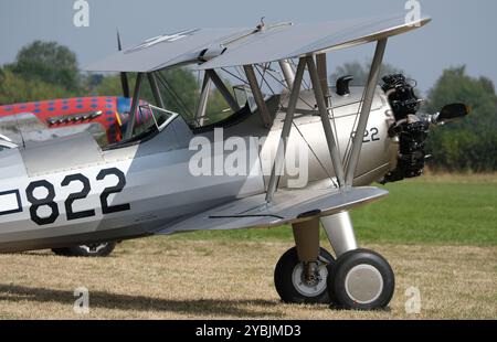 Die Boeing Stearman Model 75 ist ein US-amerikanisches Doppeldecker, das früher als Militärtrainerflugzeug eingesetzt wurde Stockfoto