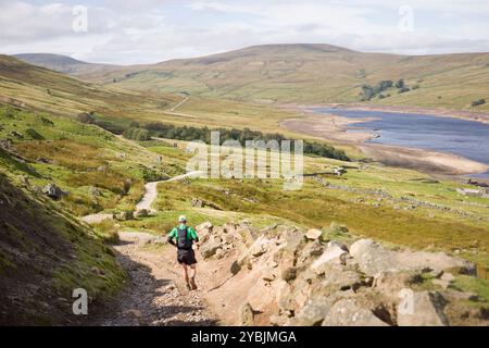 Yorkshire Dales, Großbritannien - 14. September 2024. Man Trail führt bergab zum Scar House Reservoir, Nidderdale, North Yorkshire, Großbritannien Stockfoto