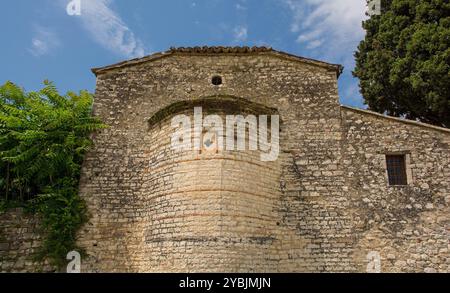 Östliche Mauer und Apsis der Ostorthodoxen St. Johannes der Evangelistischen Kirche in Berat, Albanien. 13. Byzantinische Kirche im Berate Castle, UNESCO-Stätte Stockfoto