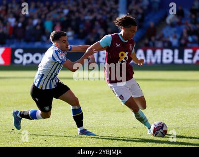 Pol Valentin (links) von Sheffield am Mittwoch und Bashir Humphreys von Burnley kämpfen um den Ball während des Sky Bet Championship-Spiels im Hillsborough Stadium in Sheffield. Bilddatum: Samstag, 19. Oktober 2024. Stockfoto