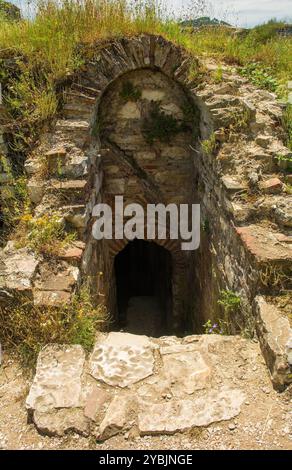 Der Eingang zu einem byzantinischen unterirdischen Reservoir in der Zitadelle von Berat auf dem Kalaja-Hügel, Albanien, Das zum UNESCO-Weltkulturerbe Gehört Stockfoto