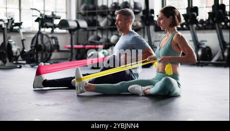 Trainingsübung Mit Elastischem Stretchband. Pilates Workout Im Fitnessstudio Stockfoto