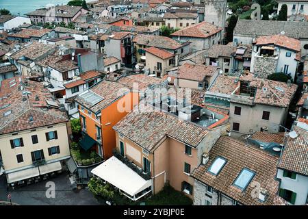 Dächer von Sirmione, am Ufer des Gardasees, Lombardei, Italien. Blick von den Festungsmauern der Burg (Castello Scaligero di Sirmione). Stockfoto