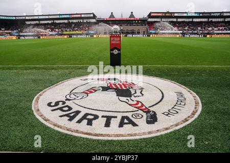 Rotterdam, Niederlande. Oktober 2024. ROTTERDAM, NIEDERLANDE - 19. OKTOBER: Der Spielball und das Vereinslogo von Sparta Rotterdam während eines niederländischen Eredivisie-Spiels zwischen Sparta Rotterdam und Almere City FC im Sparta-stadion Het Kasteel am 19. Oktober 2024 in Rotterdam, Niederlande. (Foto von Andre Weening/Orange Pictures) Credit: Orange Pics BV/Alamy Live News Stockfoto