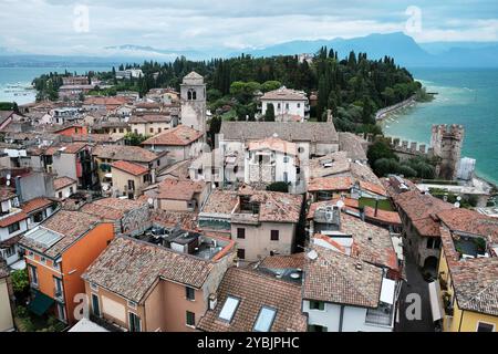 Dächer von Sirmione, am Ufer des Gardasees, Lombardei, Italien. Blick von den Festungsmauern der Burg (Castello Scaligero di Sirmione). Stockfoto