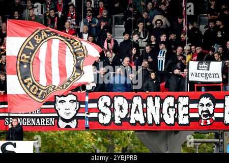 ROTTERDAM - Fans vor dem niederländischen Eredivisie-Spiel zwischen Sparta Rotterdam und Almere City FC im Sparta Stadion Het Kasteel am 19. Oktober 2024 in Rotterdam. ANP GERRIT VAN KEULEN Stockfoto