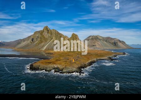 Fantastische Landschaft an der Küste Islands. Ringstraße im Süden Islands mit Bergen und atemberaubender Aussicht. Touristenattraktion und Reiseziel. Stockfoto