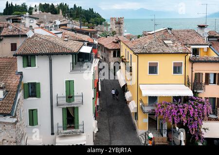 Dächer von Sirmione, am Ufer des Gardasees, Lombardei, Italien. Blick von den Festungsmauern der Burg (Castello Scaligero di Sirmione). Stockfoto