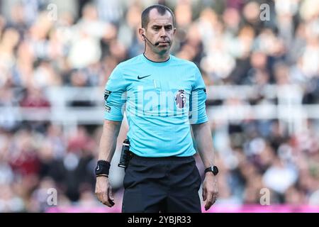 Newcastle, Großbritannien. Oktober 2024. Schiedsrichter Peter Bankes während des Premier League-Spiels Newcastle United gegen Brighton und Hove Albion im St. James's Park, Newcastle, Vereinigtes Königreich, 19. Oktober 2024 (Foto: Mark Cosgrove/News Images) in Newcastle, Vereinigtes Königreich am 19. Oktober 2024. (Foto: Mark Cosgrove/News Images/SIPA USA) Credit: SIPA USA/Alamy Live News Stockfoto