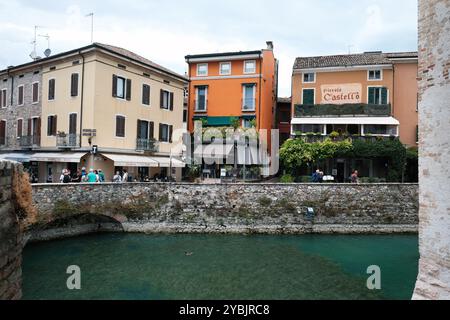 Dächer von Sirmione, am Ufer des Gardasees, Lombardei, Italien. Blick von den Festungsmauern der Burg (Castello Scaligero di Sirmione). Stockfoto