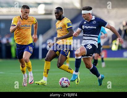 Derby County Jerry Yates (links) und Corey Blackett-Taylor (Mitte) sowie Ryan Leonard (rechts) von Millwall kämpfen um den Ball während des Sky Bet Championship Matches in den, London. Bilddatum: Samstag, 19. Oktober 2024. Stockfoto