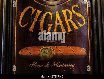 Hoyo de Monterrey Zigarrenschild im iJames J Fox, ältestem Zigarrengeschäft und Zigarrenhändler in der St Jame's Street, London. Stockfoto
