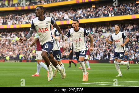 London, Großbritannien. Oktober 2024. Tottenham Hotspur / West Ham Utd - Premier League - Tottenham Hotspur Stadium. Yves Bissouma feiert sein Tor. Bildnachweis: Mark Pain / Alamy Live News Stockfoto