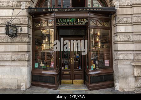 Von außen ist James J Fox, der älteste Zigarrenladen in London, Zigarrenhändler in der St Jame's Street, im Zentrum von London, England, Großbritannien Stockfoto