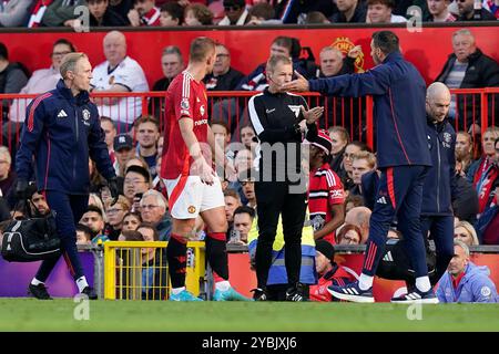 Manchester, Großbritannien. Oktober 2024. Manchester United Assistenztrainer Ruud van Nistelrooy spricht mit dem vierten Offiziellen Gavin Ward, als Matthijs de Ligt von Manchester United wegen einer Kopfverletzung medizinisch versorgt wurde, während Brentford während des Premier League-Spiels in Old Trafford, Manchester, das Eröffnungstor erzielte. Der Bildnachweis sollte lauten: Andrew Yates/Sportimage Credit: Sportimage Ltd/Alamy Live News Stockfoto