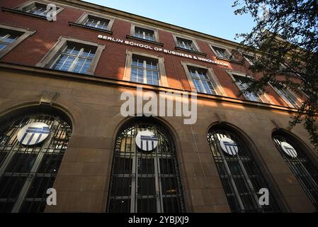 In einem alten Postgebäude in der Neuköllner Karl-Marx-Straße unterhält die Privaze Hochschule Berlin School of Business & Innovation BSBI einen Standort. Die Hochschule bietet unter anderem Studiengänge in Management und Finanzen an. DIE Berlin School of Business and Innovation ist Teil des Bildungsunternehmens GUS Germany GmbH GGG. Berlin School of Business & Innovation *** die Privatuniversität Berlin School of Business Innovation BSBI hat ihren Standort in einem alten Postgebäude in der Neuköllns Karl Marx Straße die Universität bietet Kurse in Management und Finanzen an, u.a. DAS Berli Stockfoto