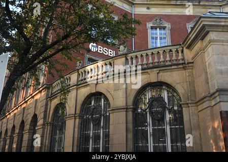 In einem alten Postgebäude in der Neuköllner Karl-Marx-Straße unterhält die Privaze Hochschule Berlin School of Business & Innovation BSBI einen Standort. Die Hochschule bietet unter anderem Studiengänge in Management und Finanzen an. DIE Berlin School of Business and Innovation ist Teil des Bildungsunternehmens GUS Germany GmbH GGG. Berlin School of Business & Innovation *** die Privatuniversität Berlin School of Business Innovation BSBI hat ihren Standort in einem alten Postgebäude in der Neuköllns Karl Marx Straße die Universität bietet Kurse in Management und Finanzen an, u.a. DAS Berli Stockfoto