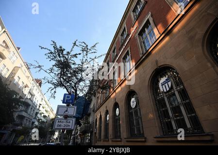 In einem alten Postgebäude in der Neuköllner Karl-Marx-Straße unterhält die Privaze Hochschule Berlin School of Business & Innovation BSBI einen Standort. Die Hochschule bietet unter anderem Studiengänge in Management und Finanzen an. DIE Berlin School of Business and Innovation ist Teil des Bildungsunternehmens GUS Germany GmbH GGG. Berlin School of Business & Innovation *** die Privatuniversität Berlin School of Business Innovation BSBI hat ihren Standort in einem alten Postgebäude in der Neuköllns Karl Marx Straße die Universität bietet Kurse in Management und Finanzen an, u.a. DAS Berli Stockfoto