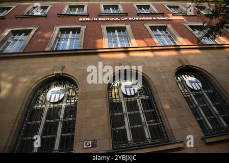 In einem alten Postgebäude in der Neuköllner Karl-Marx-Straße unterhält die Privaze Hochschule Berlin School of Business & Innovation BSBI einen Standort. Die Hochschule bietet unter anderem Studiengänge in Management und Finanzen an. DIE Berlin School of Business and Innovation ist Teil des Bildungsunternehmens GUS Germany GmbH GGG. Berlin School of Business & Innovation *** die Privatuniversität Berlin School of Business Innovation BSBI hat ihren Standort in einem alten Postgebäude in der Neuköllns Karl Marx Straße die Universität bietet Kurse in Management und Finanzen an, u.a. DAS Berli Stockfoto