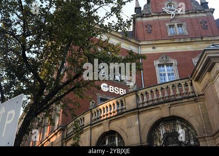 In einem alten Postgebäude in der Neuköllner Karl-Marx-Straße unterhält die Privaze Hochschule Berlin School of Business & Innovation BSBI einen Standort. Die Hochschule bietet unter anderem Studiengänge in Management und Finanzen an. DIE Berlin School of Business and Innovation ist Teil des Bildungsunternehmens GUS Germany GmbH GGG. Berlin School of Business & Innovation *** die Privatuniversität Berlin School of Business Innovation BSBI hat ihren Standort in einem alten Postgebäude in der Neuköllns Karl Marx Straße die Universität bietet Kurse in Management und Finanzen an, u.a. DAS Berli Stockfoto