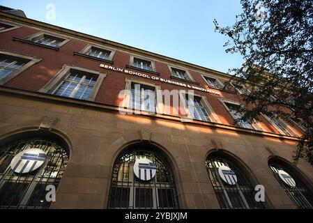 In einem alten Postgebäude in der Neuköllner Karl-Marx-Straße unterhält die Privaze Hochschule Berlin School of Business & Innovation BSBI einen Standort. Die Hochschule bietet unter anderem Studiengänge in Management und Finanzen an. DIE Berlin School of Business and Innovation ist Teil des Bildungsunternehmens GUS Germany GmbH GGG. Berlin School of Business & Innovation *** die Privatuniversität Berlin School of Business Innovation BSBI hat ihren Standort in einem alten Postgebäude in der Neuköllns Karl Marx Straße die Universität bietet Kurse in Management und Finanzen an, u.a. DAS Berli Stockfoto