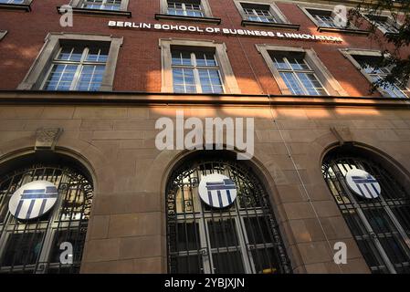 In einem alten Postgebäude in der Neuköllner Karl-Marx-Straße unterhält die Privaze Hochschule Berlin School of Business & Innovation BSBI einen Standort. Die Hochschule bietet unter anderem Studiengänge in Management und Finanzen an. DIE Berlin School of Business and Innovation ist Teil des Bildungsunternehmens GUS Germany GmbH GGG. Berlin School of Business & Innovation *** die Privatuniversität Berlin School of Business Innovation BSBI hat ihren Standort in einem alten Postgebäude in der Neuköllns Karl Marx Straße die Universität bietet Kurse in Management und Finanzen an, u.a. DAS Berli Stockfoto