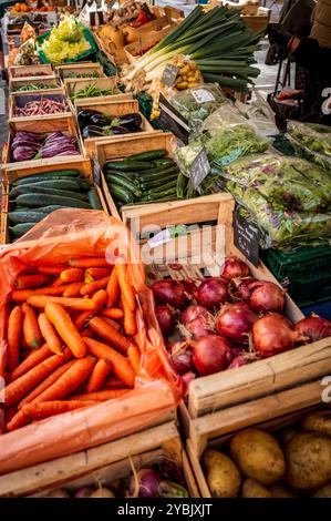 Obst- und Gemüsestand auf dem Obst- und Blumenmarkt in Cours Saleya, Nizza, Frankreich Stockfoto