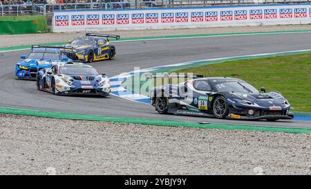 Hockenheim, Deutschland. Oktober 2024. Jack Aitken (GBR, Ferrari, Emil Frey Racing) vor Luca Engstler (GER, Lamborghini, Lamborghini Team Liqui Moly by GRT), 19.10.2024, Hockenheim (Deutschland), Motorsport, DTM, Finale Hockenheimring 2024 Credit: dpa/Alamy Live News Stockfoto