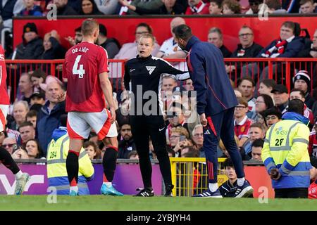 Manchester, Großbritannien. Oktober 2024. Manchester United Assistenztrainer Ruud van Nistelrooy spricht mit dem vierten Offiziellen Gavin Ward, als Matthijs de Ligt von Manchester United wegen einer Kopfverletzung medizinisch versorgt wurde, während Brentford während des Premier League-Spiels in Old Trafford, Manchester, das Eröffnungstor erzielte. Der Bildnachweis sollte lauten: Andrew Yates/Sportimage Credit: Sportimage Ltd/Alamy Live News Stockfoto