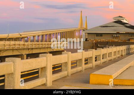 The Sunshine Skyway St. Petersburg Florida USA Sonnenuntergang Oktober 2024 Kunstfotografie Stockfoto