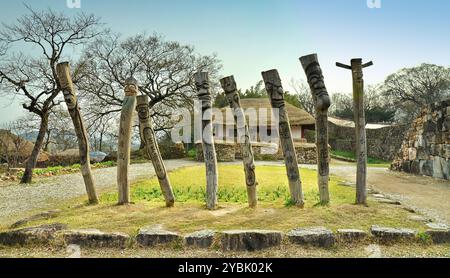 Ein Jangseung oder Dorfwächter ist ein koreanischer Totempfahl, der normalerweise aus Holz besteht. Naganeupseong Village, Suncheon, Provinz Jeollanamdo, Südkorea. Stockfoto