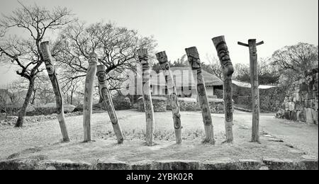 Ein Jangseung oder Dorfwächter ist ein koreanischer Totempfahl, der normalerweise aus Holz besteht. Naganeupseong Village, Suncheon, Provinz Jeollanamdo, Südkorea. Stockfoto