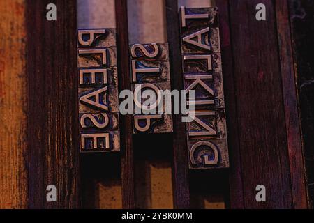 Nahaufnahme der Alphabete und zahlen Buchdruck in Fach in der Werkstatt Stockfoto