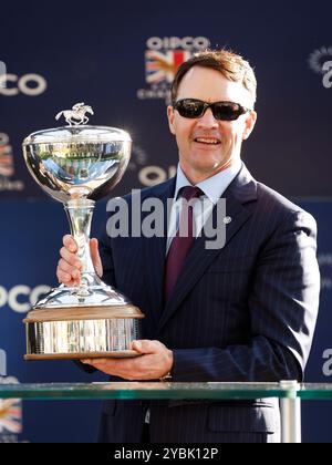 Aidan O'Brien mit der Pokale des Champions-Trainers beim QIPCO British Champions Day auf der Ascot Racecourse, Berkshire. Bilddatum: Samstag, 19. Oktober 2024. Stockfoto