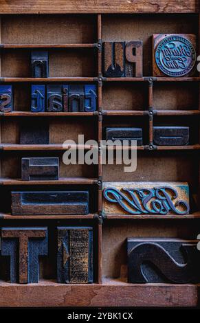Holzblock-Letter-Druckschrift in Satzbox Stockfoto