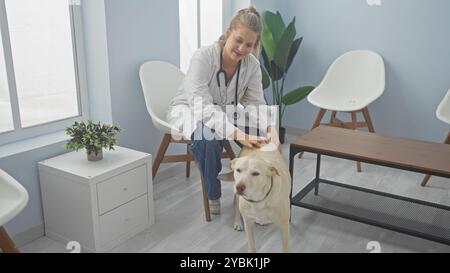 Junge Tierärztin in der Klinik, die freundlichen Hund in einem hellen Veterinärwartzimmer streichelt Stockfoto