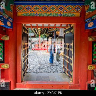Gerahmte Ansicht mit Blick auf den Kunozan Toshogu-Schrein, der dem Tokugawa Ieyasu in Shizuoka, Japan am 25. September 2024 gewidmet ist Stockfoto